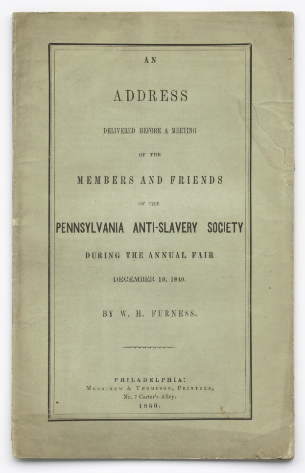 Ein aufgeschlagenes Buch mit dem Titel "Eine Ansprache vor einer Versammlung der Mitglieder und Freunde der Pennsylvania Anti-Slavery Society während der jährlichen Messe" mit sichtbarem schwarzem Text auf der Seite.