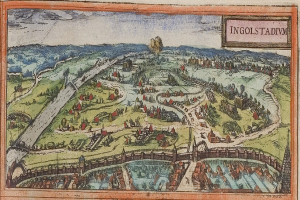 Eine alte Karte von Ingolstadt, Deutschland, mit Bäumen, Häusern, einer Brücke, Wasser, Hügeln und einem Himmel, mit Text auf dem Papier.