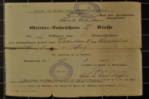 Altes deutsches Militärzertifikat aus dem Zweiten Weltkrieg mit zwei Stempeln auf vergilbtem Papier.