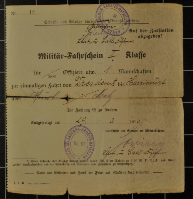Altes deutsches Militärzertifikat aus dem Zweiten Weltkrieg mit zwei Stempeln auf vergilbtem Papier.