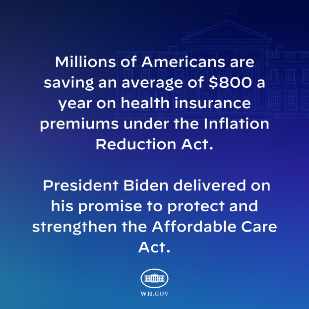 Blauer Hintergrund mit weißer Schrift, die 'Millionen von Amerikanern sparen durchschnittlich 800 USD pro Jahr an Krankenversicherungsprämien unter dem Inflation Reduction Act' lautet, mit einem Logo in der Mitte.