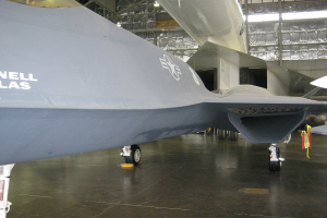 Ein gro├čes Passagierflugzeug mit zwei Triebwerken, Tragfl├Ąchen und einem Leitwerk, das am Himmel fliegt.