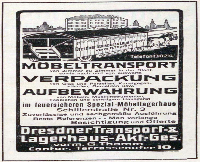 Anzeige für einen Zug mit einem Zugbild, Text 'Dresdner Transport & Lagerhaus-Akt-Ges' und Gebäuden im Hintergrund.