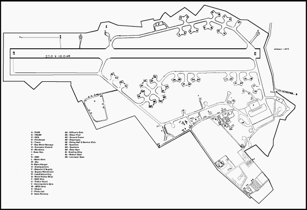 Schwarze und weiße Stadtkarte mit zahlreichen Gebäuden, wahrscheinlich ein Schulgrundriss, begleitet von Text, der die Raumanzahl, Flure und weitere Merkmale beschreibt.