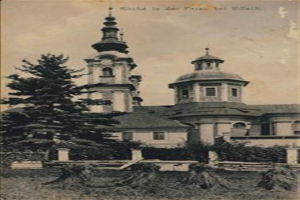 Ein altes Schwarz-Weiß-Foto einer Kirche mit einem Glockenturm, umgeben von Bäumen und Gras, mit dem Text "München in der Prässel-holz" oben.