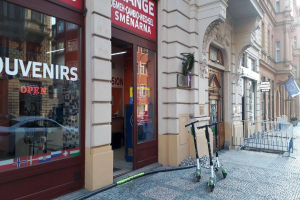 Freiburg: Taschendiebe auf Rollerbrettern klauen Taschen aus Fahrradkörben