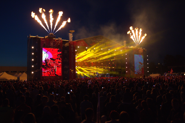 Großes Publikum bei Musikfestival mit beleuchteter Bühne und Feuerwerk