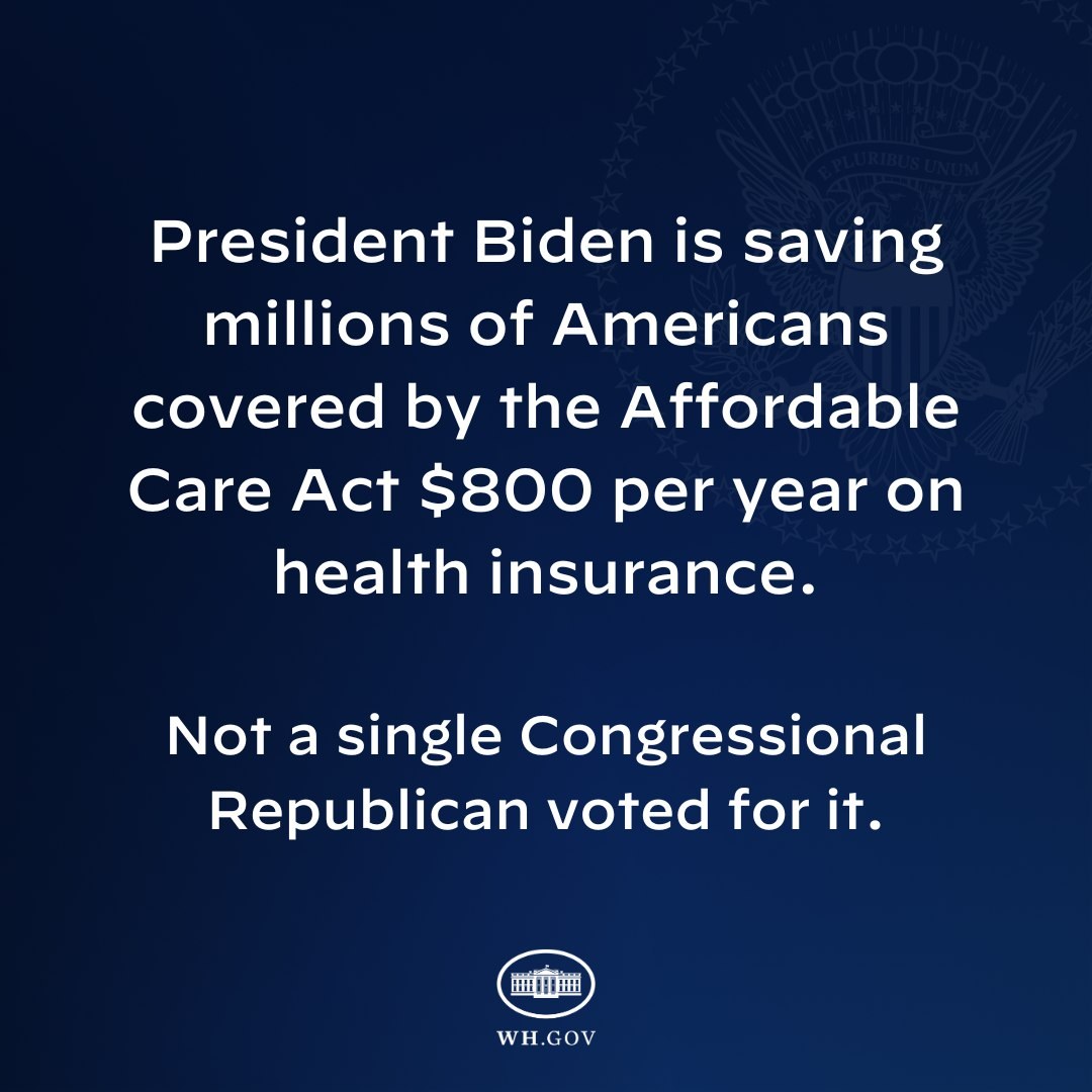 Blauer Hintergrund mit weißer Schrift und Logo, das besagt: "Präsident Biden spart Millionen von Amerikanern, die durch das Affordable Care Act versichert sind, jährlich 800 USD an Krankenversicherung."