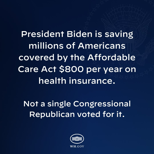 Blauer Hintergrund mit weißer Schrift und Logo, das besagt: "Präsident Biden spart Millionen von Amerikanern, die durch das Affordable Care Act versichert sind, jährlich 800 USD an Krankenversicherung."