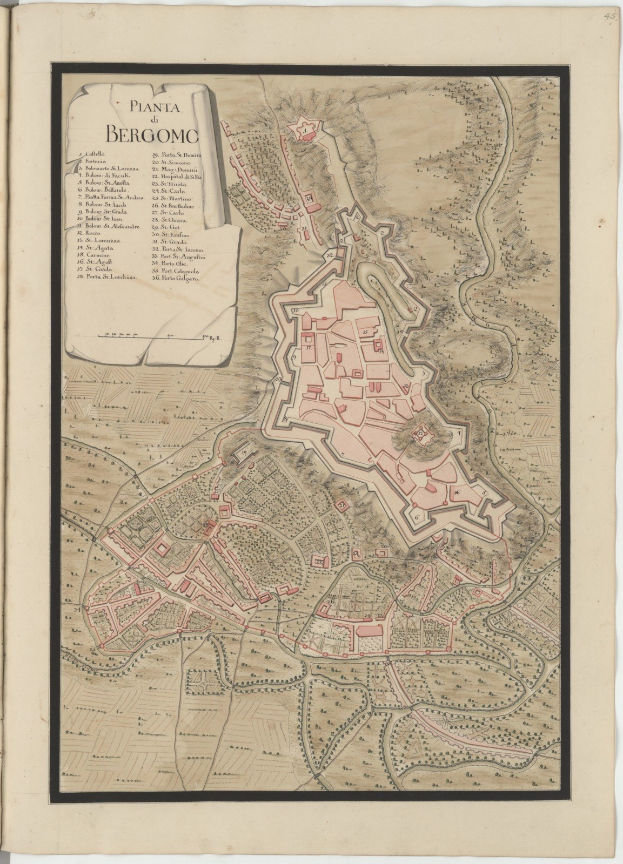 Ein detaillierter Stadtplan von Bergamo, Italien, der in einem alten Buch neben Text über die Bevölkerung, Geschichte und Kultur der Stadt abgedruckt ist.