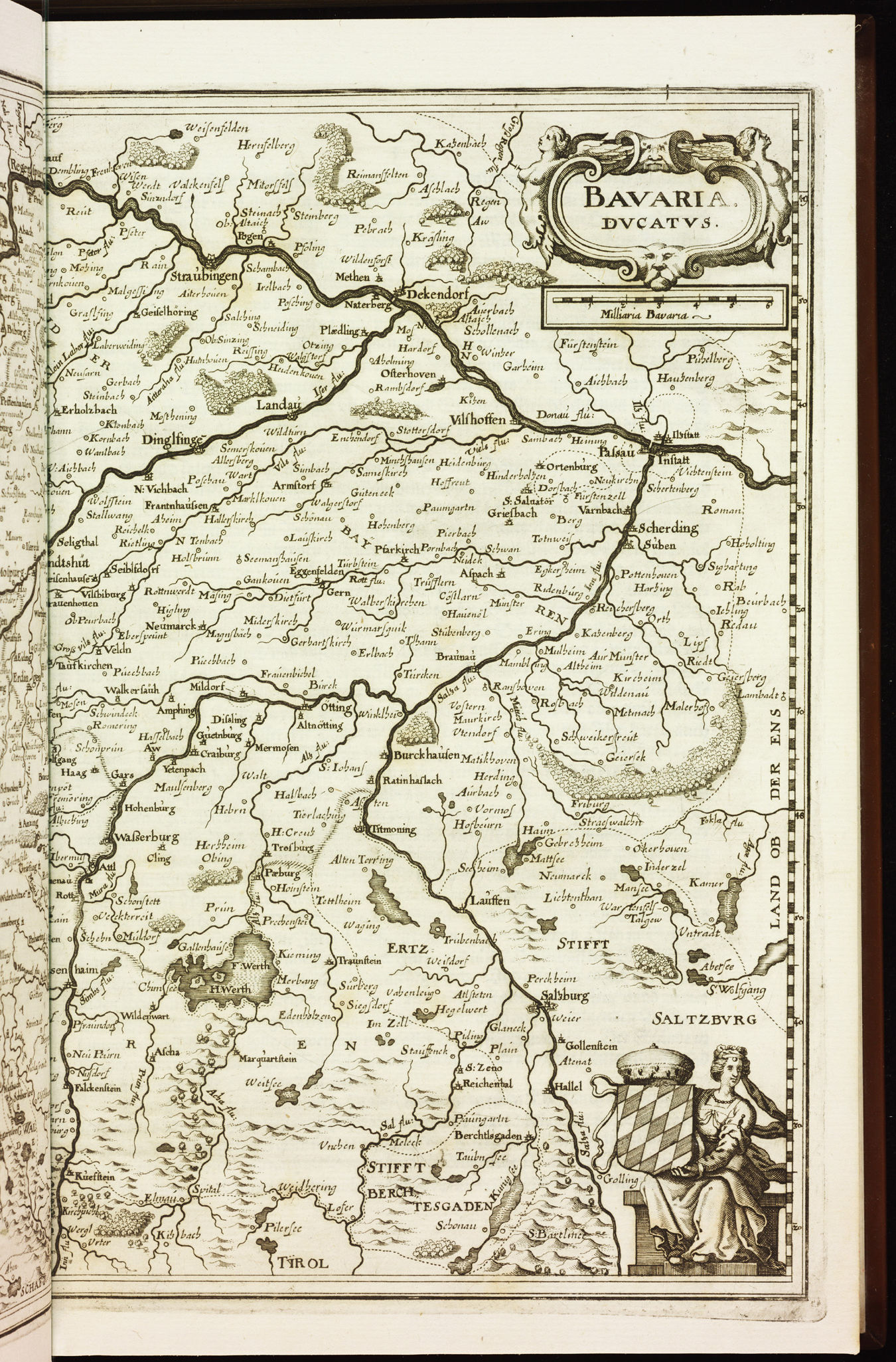 Ein aufgeschlagenes Buch mit einer detaillierten Karte von Bayern, auf der Städte, Dörfer, Flüsse und andere geografische Merkmale beschriftet sind.