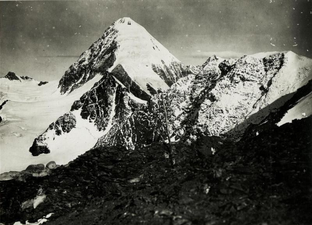Schwarze und weiße Fotografie eines schneebedeckten Berges mit dem Himmel im Hintergrund, beschriftet mit "Mount Everest" unten.