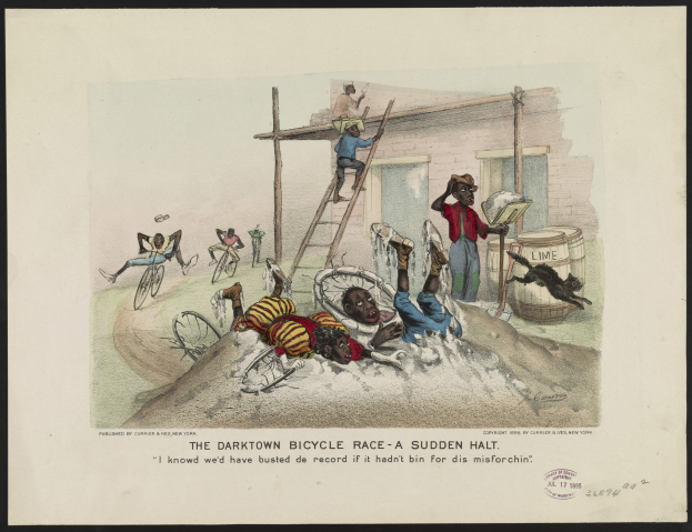 Ein Vintage-Plakat, das einen chaotischen Radrennen mit mehreren Menschen auf Fahrrädern und anderen auf Leitern zeigt, mit einem Gebäude und verschiedenen Gegenständen im Hintergrund, betitelt mit "The Darktown Bicycle Race - A Sudden Halt".