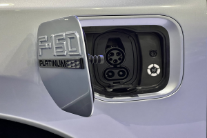 Autoindustrie gründet Unternehmen für Ladestationen für Elektrofahrzeuge