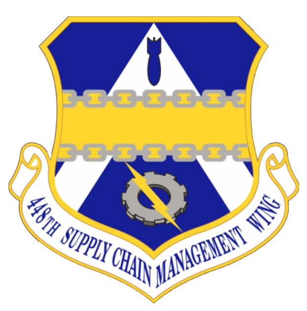 Logo des 48. Versorgungsmanagementgeschwader mit einem blauen Schild mit einem weißen Stern, einem weißen Banner mit blauer Schrift 'Versorgungsmanagement' und schwarzer Schrift '48. Versorgungsmanagementgeschwader' in fetter Schrift.