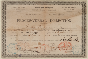 Ein altes Dokument, möglicherweise ein Stimmzettel, mit zwei Stempeln darauf und darauf geschriebenem Text.