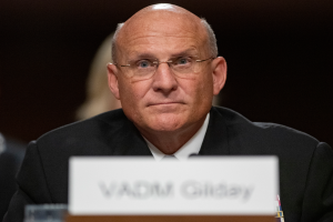 Vadim Gilday, in Anzug und Krawatte gekleidet, sitzt an einem Tisch mit einem Namensschild und einem Stift und Aussagen vor dem Senatsjustizausschuss auf dem Kapitolsgelände in Washington, D.C., mit einem unscharfen Hintergrund.