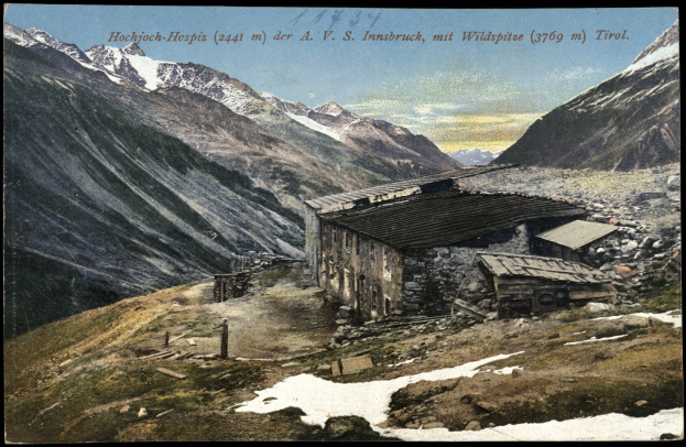 Ein altes Foto einer Berghütte, die in einem schneebedeckten Gebirgszug eingebettet ist, umgeben von grünem Gras, mit weißen, flauschigen Wolken am Himmel und kursiver Text oben.