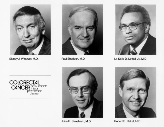 Schwarzes und weißes Foto von sechs Männern im Anzug und Krawatte, jeder trägt eine Brille, mit dem Text "Darmkrebs: Neue Erkenntnisse zu einer vermeidbaren Krankheit" darunter.