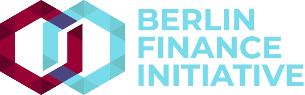 Logo der Berlin Finance Initiative mit einem blauen Kreis mit weißer Umrandung und einem weißen "B" in der Mitte, umgeben von einem weißen Ring mit blau-weißem Karomuster, alles auf einem weißen Hintergrund mit der schwarzen Schrift "Berlin Finance Initiative".