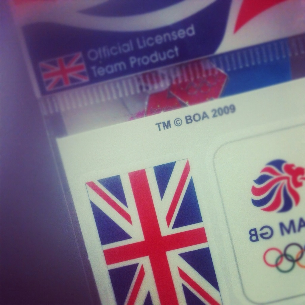 Nahaufnahme eines Ausweises mit amerikanischer Flagge und der Aufschrift "Critical Licence" auf der Vorderseite.