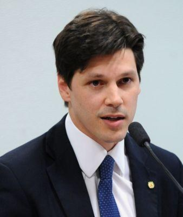 Ein Mann im Anzug spricht in ein Mikrofon, wahrscheinlich zu einem vom Staat genehmigten Gesetz zur Internet-Sperre.