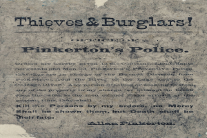 Ein Plakat mit fetter schwarzer Schrift, die den Text 'Diebe & Einbrecher Pinkerton's Polizei' in der Mitte zeigt, eingerahmt von einem schmalen schwarzen Rand.