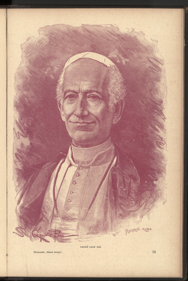 Porträt von Papst Johannes Paul II. in einer weißen Soutane und einem weißen Birett, vor einem weißen Hintergrund stehend, mit einem friedlichen Gesichtsausdruck und geschlossenen Augen.