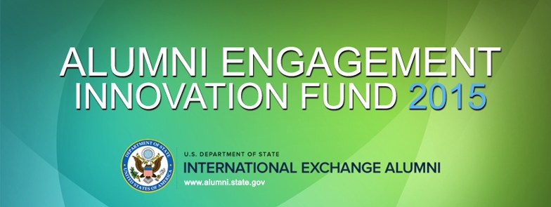 Grüner Hintergrund mit zentrierter weißer Schrift, die "Alumni Engagement Innovation Fund 2015" lautet, und einem blauen Kreislogo mit weißer Umrandung und einem weißen Stern in der Mitte.