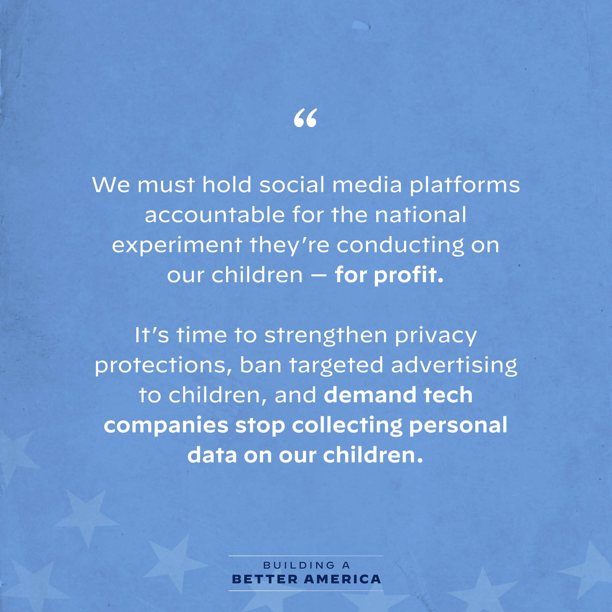 Ein Plakat mit einem Zitat aus Building a Better America, das besagt, "Wir müssen die sozialen Medien-Plattformen für das nationale Experiment zur Rechenschaft ziehen, das sie an unseren Kindern durchführen - zum Profit.", geschmückt mit Sternen.