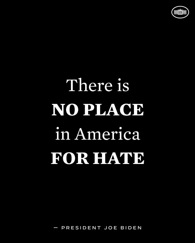 Schwarzer Hintergrund mit fetter weißer Schrift, die den Satz "Es gibt keinen Platz für Hass in Amerika" von Präsident Joe Biden wiedergibt.