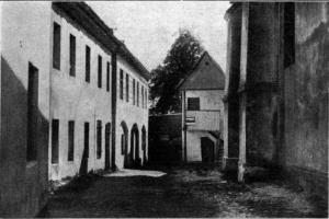 Ein Schwarz-Weiß-Foto eines alten Gebäudes mit Fenstern, einem Baum und einem Himmel im Hintergrund, mit dem Text "Grundfosz, das ehemalige Gefängnis in der Stadt Stuttgart, Deutschland" unten.