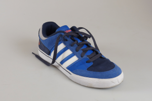 Ein Paar blaue und weiße Adidas-Schuhe mit blauen Oberteilen, weißen Akzenten, weißen Zwischensohlen, blauen Außensohlen und weißen Schnürsenkeln auf einem weißen Hintergrund.