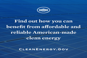 Plakat mit einem blauen Kreis-Logo, das einen weißen Stern und weißen Text enthält, der "Finden Sie heraus, wie Sie von erschwinglicher und zuverlässiger amerikanischer Clean Energy profitieren können" auf einem hellblauen Hintergrund zeigt.