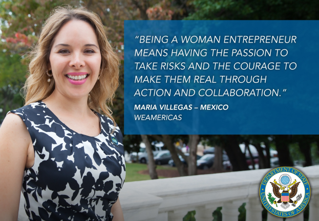 Eine Frau in einem schwarzen und weißen Kleid steht vor einem Zaun mit einem inspirierenden Zitat über weibliche Entrepreneurship, mit Bäumen, Fahrzeugen und einem klaren Himmel im Hintergrund.