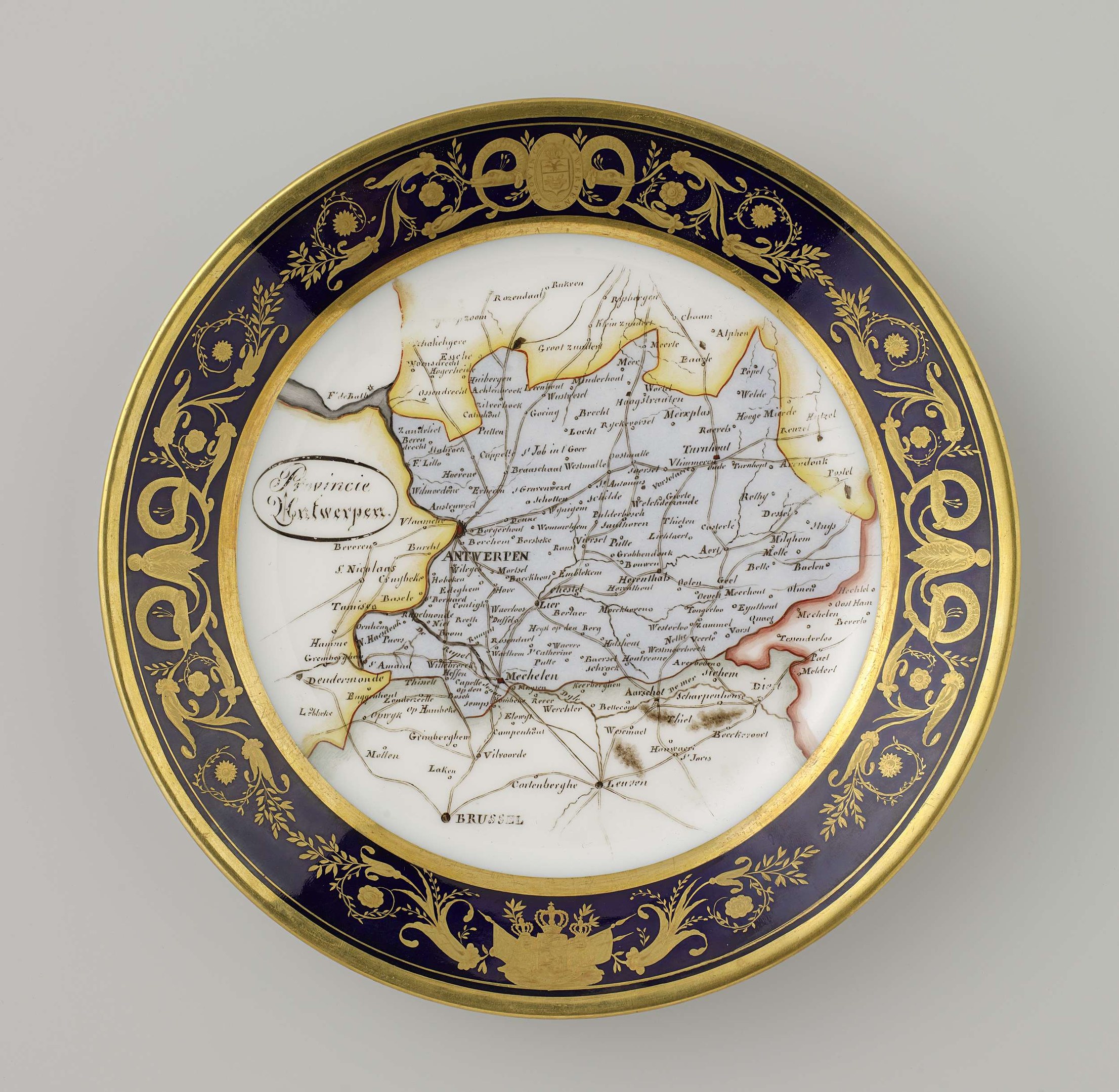 Ein dekoratives Kennzeichen mit einer detaillierten Deutschlandkarte, verziert mit aufwändigen Designs und Text, auf einem weißen Hintergrund.