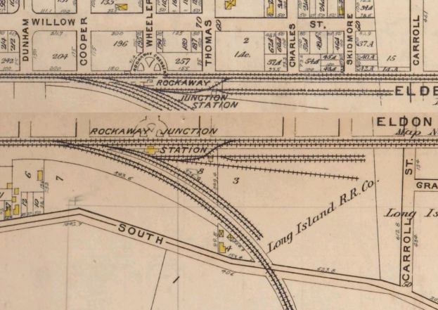 Ausführliche alte Stadtkarte mit einer Bahnlinie, Straßen, Gebäuden und beschrifteten Straßen, Parks und Sehenswürdigkeiten.