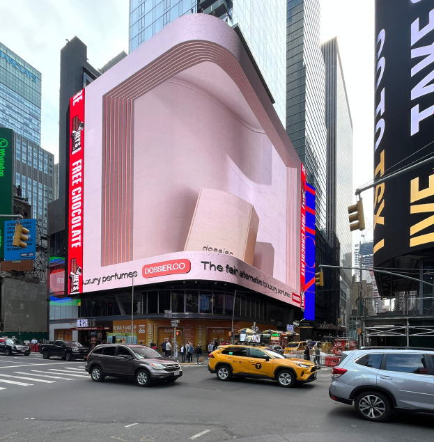 Eine belebte Stadtstraße mit Fahrzeugen, Fußgängern, Ampeln, hohen Gebäuden und einem bewölkten Himmel, mit einer Dossier-Werbung auf einem Gebäude.