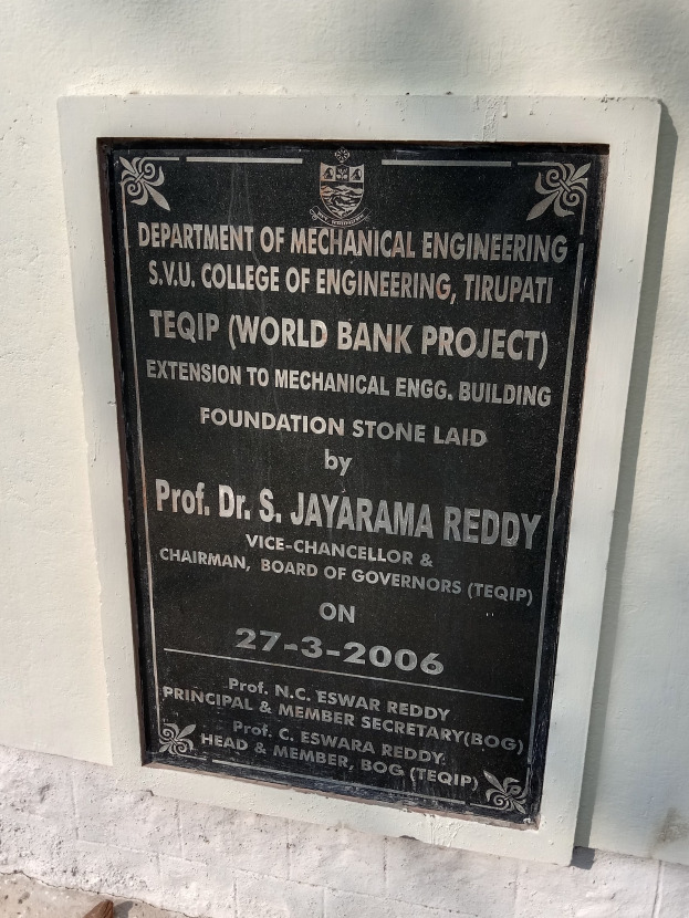 Schwarze Plakette an einer Gebäudewand angebracht, auf der "Teqip World Bank Project" steht.