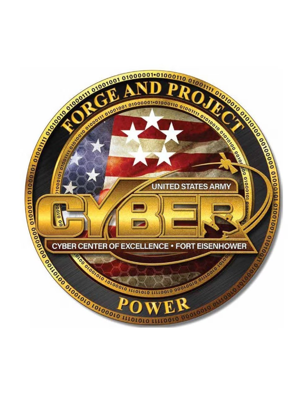 Logo des United States Army Cyber Center of Excellence auf Fort Eisenhower, das einen blauen Kreis mit einem weißen Stern und den Text "Forge and Project Cyber Power" in fetter schwarzer Schrift zeigt.