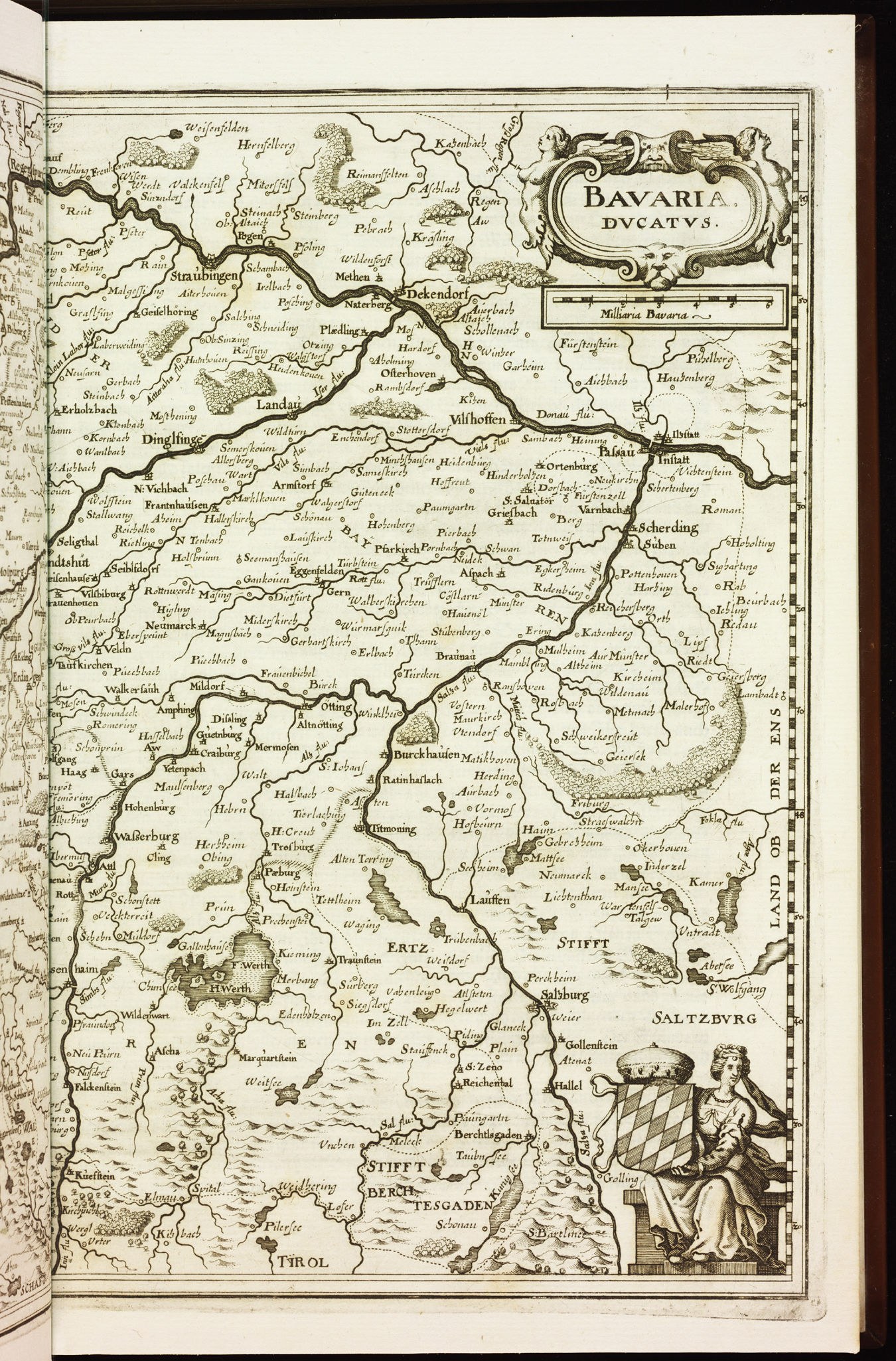 Ein aufgeschlagenes Buch, das eine detaillierte Karte von Bayern zeigt, einschließlich Städte, Ortschaften, Flüsse und geografische Merkmale, mit begleitendem Text, der zusätzliche Informationen bietet.