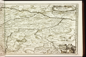 Ein aufgeschlagenes Buch, das eine detaillierte Karte von Bayern zeigt, einschließlich Städte, Ortschaften, Flüsse und geografische Merkmale, mit begleitendem Text, der zusätzliche Informationen bietet.