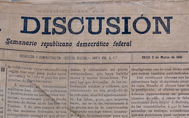 Eine gelbliche, leicht zerknitterte Zeitung mit der schwarzen Schrift 'Diskussion', die die Schlagzeile 'Semanario Repúblicano Democrático Federal' trägt.