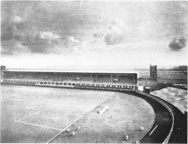 Schwarzes und weißes Foto eines Fußballfeldes mit einem Stadion, das von Bäumen umgeben ist und von einem bewölkten Himmel umgeben ist, beschriftet mit "Stoke City Football Club" unten.