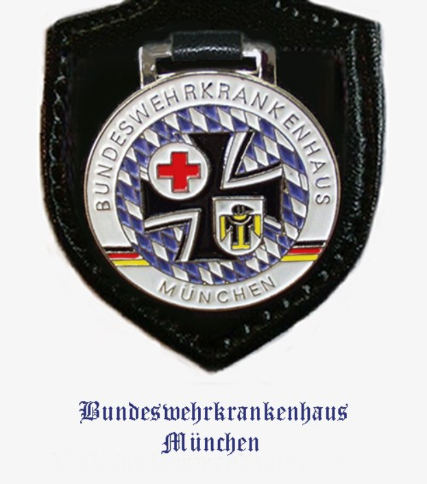 Schwarzes Lederpatch mit rotem Kreuz-Logo, beschriftet mit "Bundeswehrkrankenhaus München".