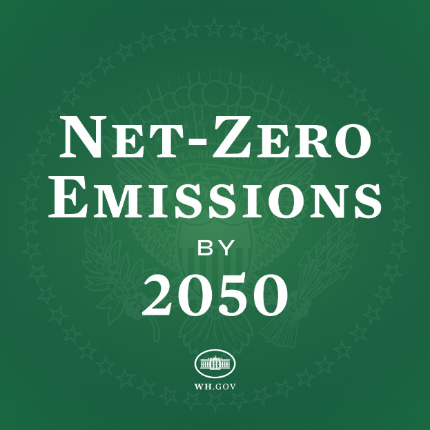 Weißer Text auf grünem Hintergrund, der "net-zero emissions by 2050" in fetter Schrift angibt.
