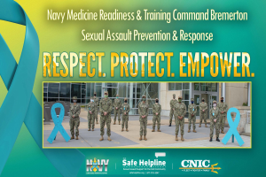 Plakat mit der Aufschrift "Navy Medicine Readiness & Training Command Bremerton: Sexual Assault Prevention & Response - Respect, Protect, Empower" zeigt uniformierte Personen vor einem Gebäude mit Fenstern und Türen.