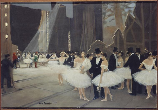 Ein Bild namens "Tanz an der Oper" von Jean Beraud aus dem Jahr 1889, das eine Gruppe von Tänzern in weißen Tutus und Hüten auf einer Bühne zeigt, die von Lampen beleuchtet wird und von einem Rahmen umgeben ist.
