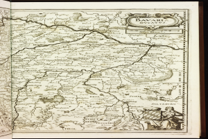 Ein aufgeschlagenes Buch mit einer detaillierten Karte von Bayern, auf der Städte, Gemeinden, Flüsse und andere geografische Merkmale bezeichnet sind.