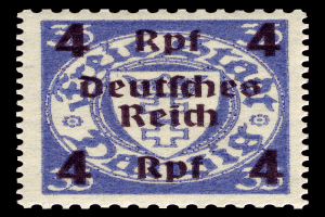 Ein blauer und weißer Stempel mit den Worten "Deutsches Reich" darauf vor schwarzem Hintergrund.